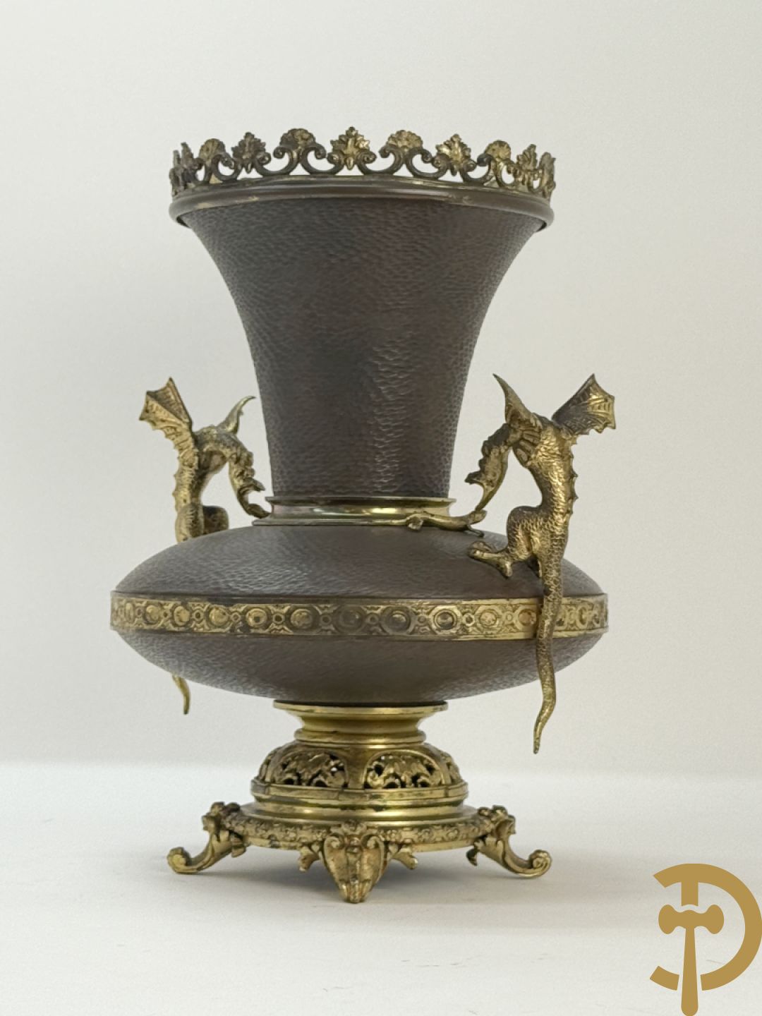 Koperen siervaas met bronzen ornamenten van hagedissen en draken