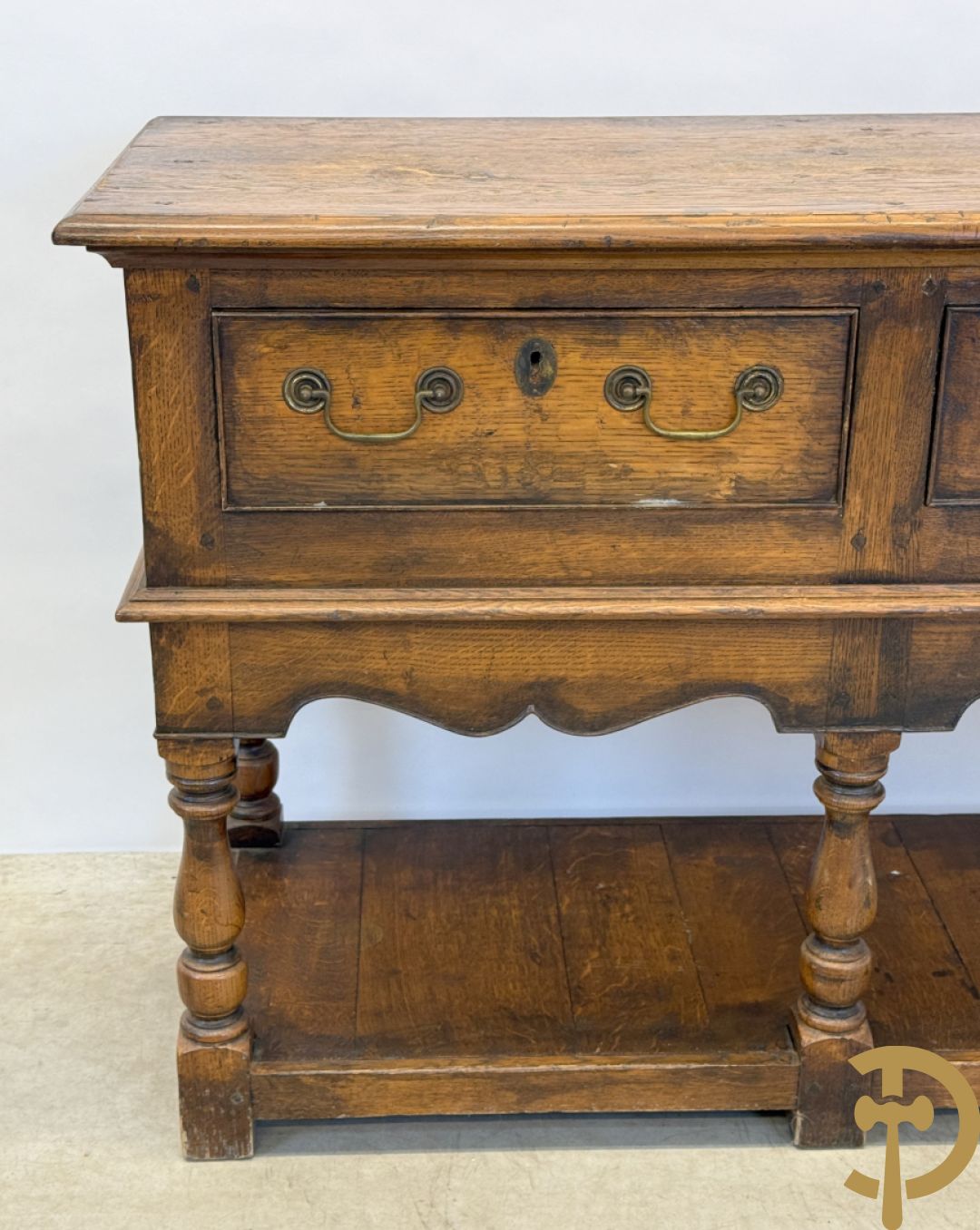 Massief eiken Engelse side board met 2 lades, op ballusterpoten