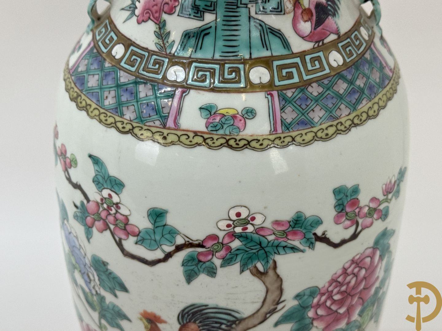Chinese porseleinen vaas met decor van hanen en bloemen