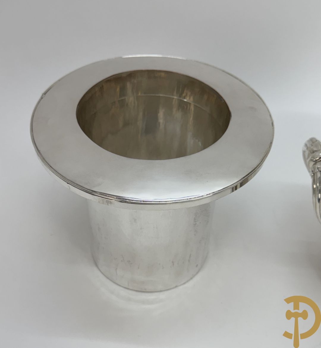 Verzilverde champagne emmer met 2 oren en embleem van larierkrans
