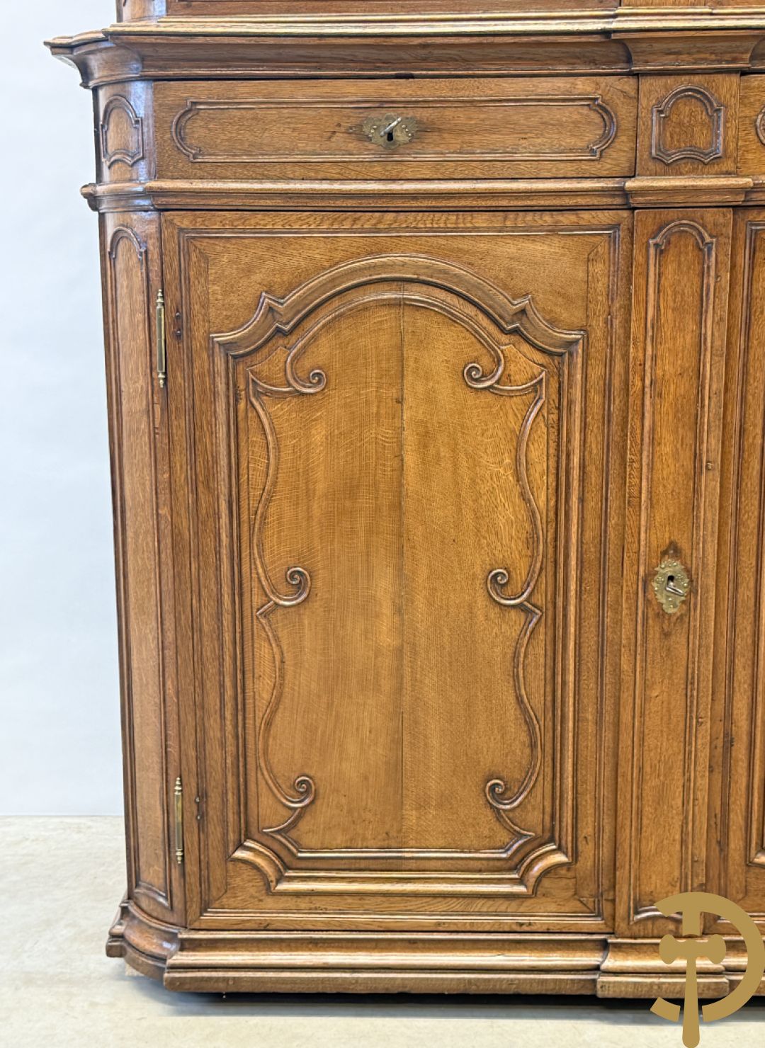 Massief eiken Luikse vitrinekast, boven met 2 beglaasde deuren en gebogen kop, Louis XV stijl, 18e