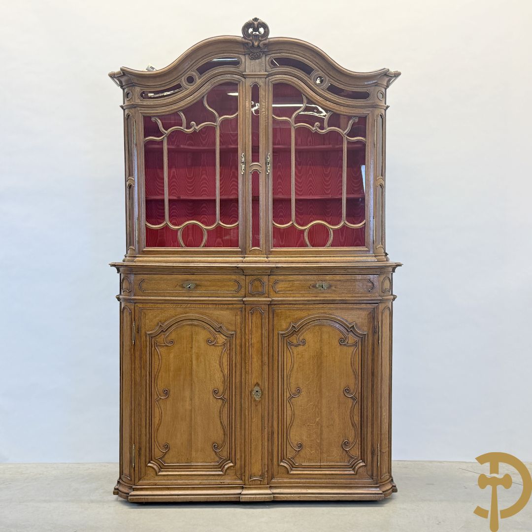 Massief eiken Luikse vitrinekast, boven met 2 beglaasde deuren en gebogen kop, Louis XV stijl, 18e