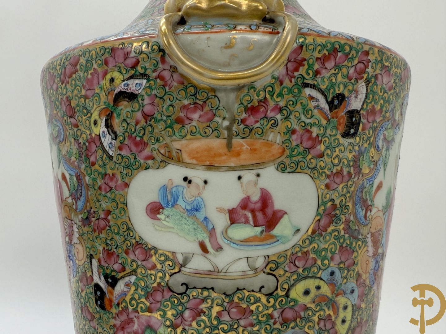 Paar Chinese porseleinen famille rose Kanton vazen met geanimeerd decor en zijdelings met fo honden