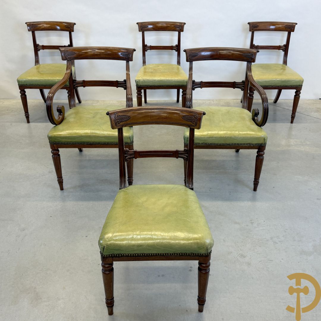 Set Engelse mahoniehouten stoelen met gondelvormige rug en lederen zitting (2 armzetels en 4 stoelen)