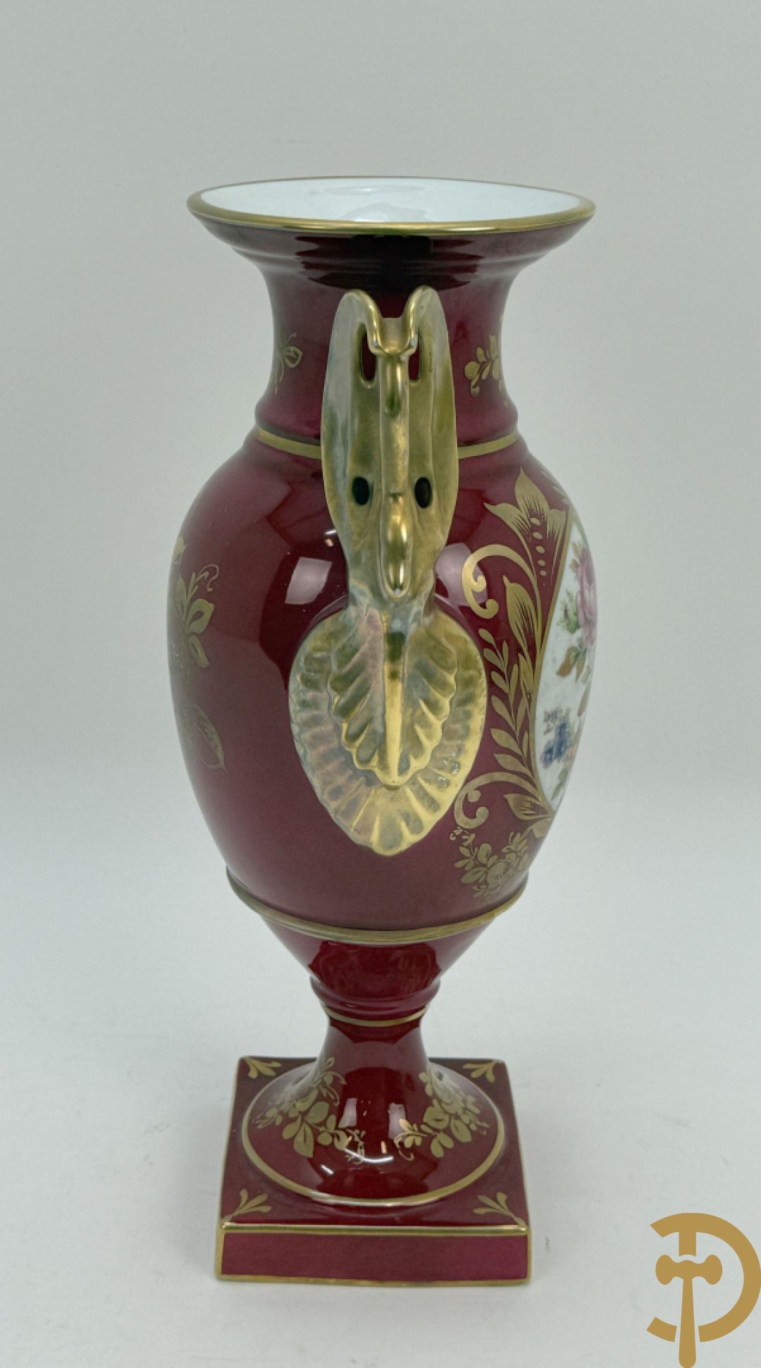 Sèvres cachepot met dubbel decor van handbeschilderde romantische dames en bloemendecor + cachepot in Frans porselein met bloemendecor gevat in bronzen houder + Limoges medici vaas met zwanehalzen