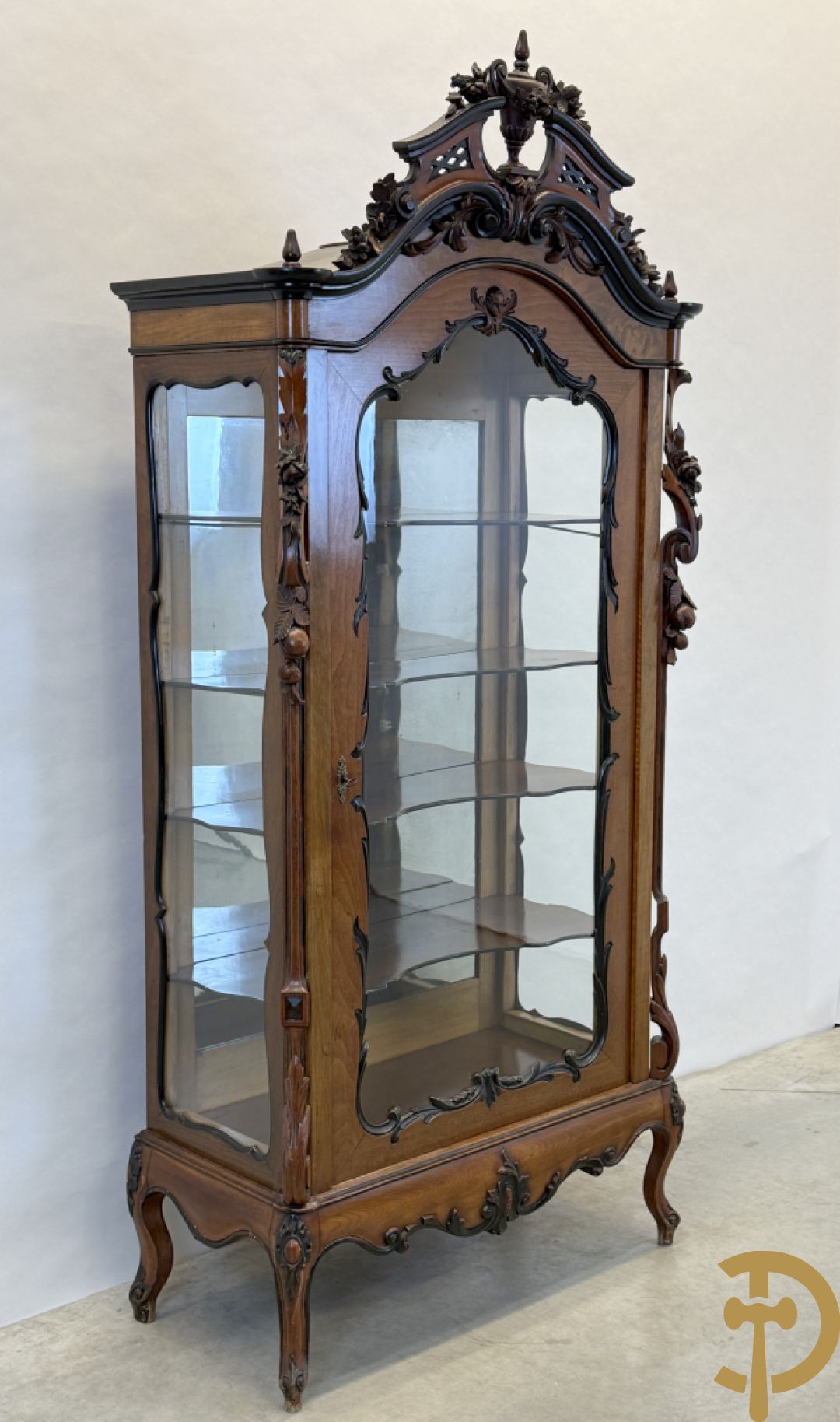 Franse notelaren vitrine met Louis XV motieven en fruitranken, bovenaan bezet met amfoor, 19e