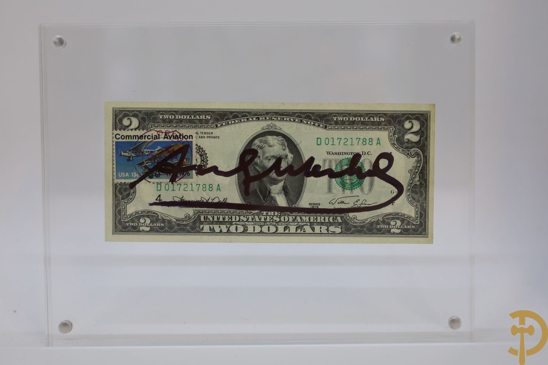 Warhol Andy getekend op Amerikaans 2 dollar biljet 
Serial number: D01721788A
Year: 1976 
Commemorative stamp for the 50th anniversary of commercial aviation (1926-1976)
Stamped by US mail dated April 13, 1976
Factory Warhol stamp on the back