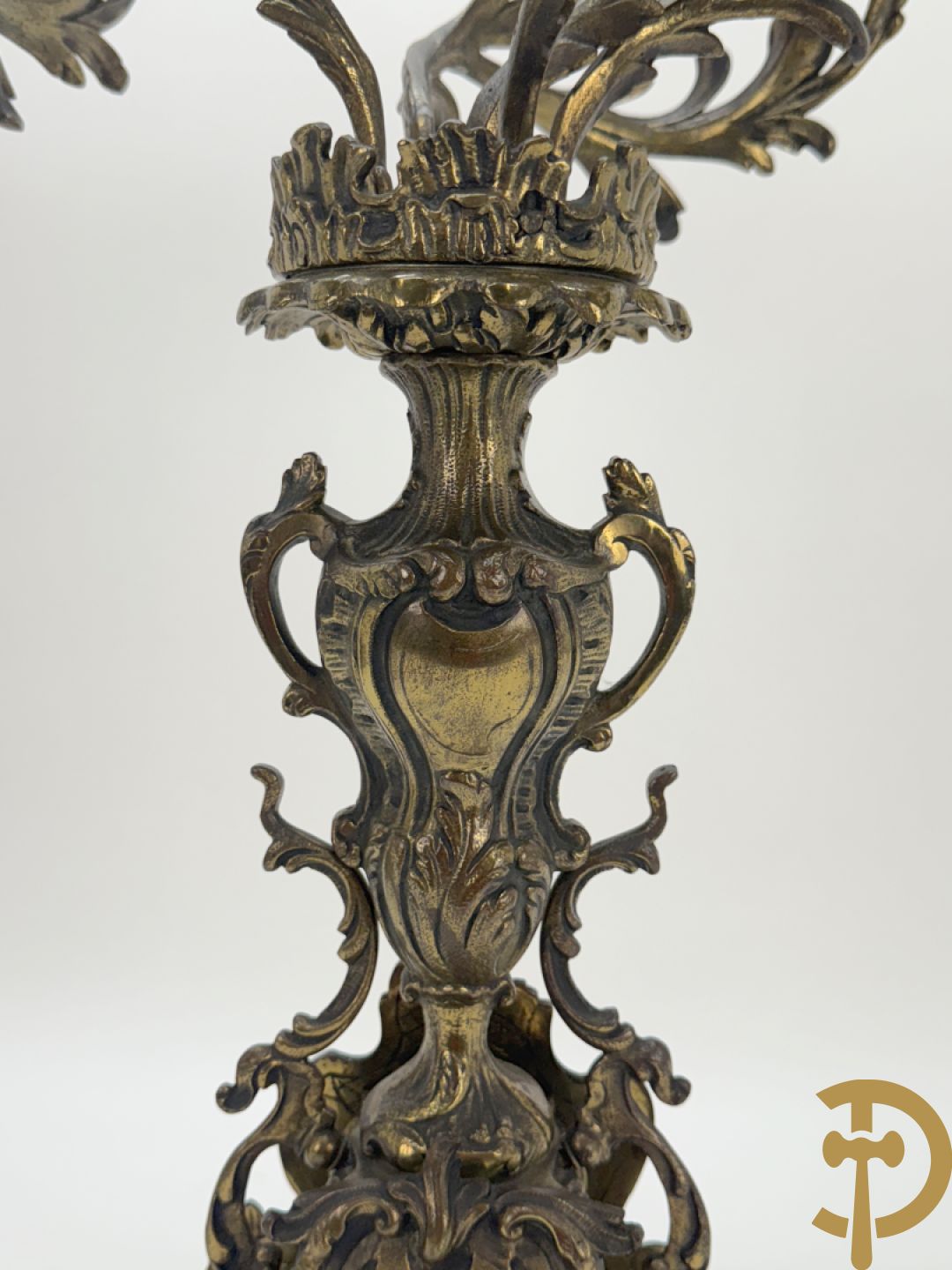 Driedelige koperen garnituur bestaande uit middenstuk bezet met amfoor en paar kandelaars , Louis XV stijl