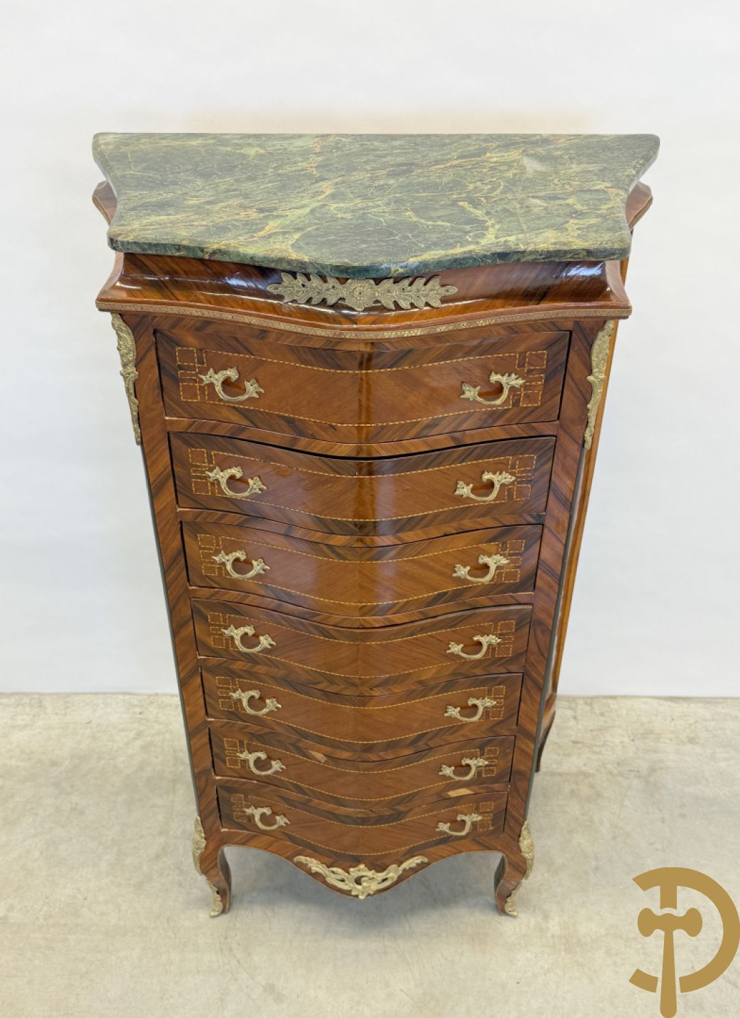 Notelaren gemarketteerde zevenladen kast met bronsbeslag, replica, jaren 