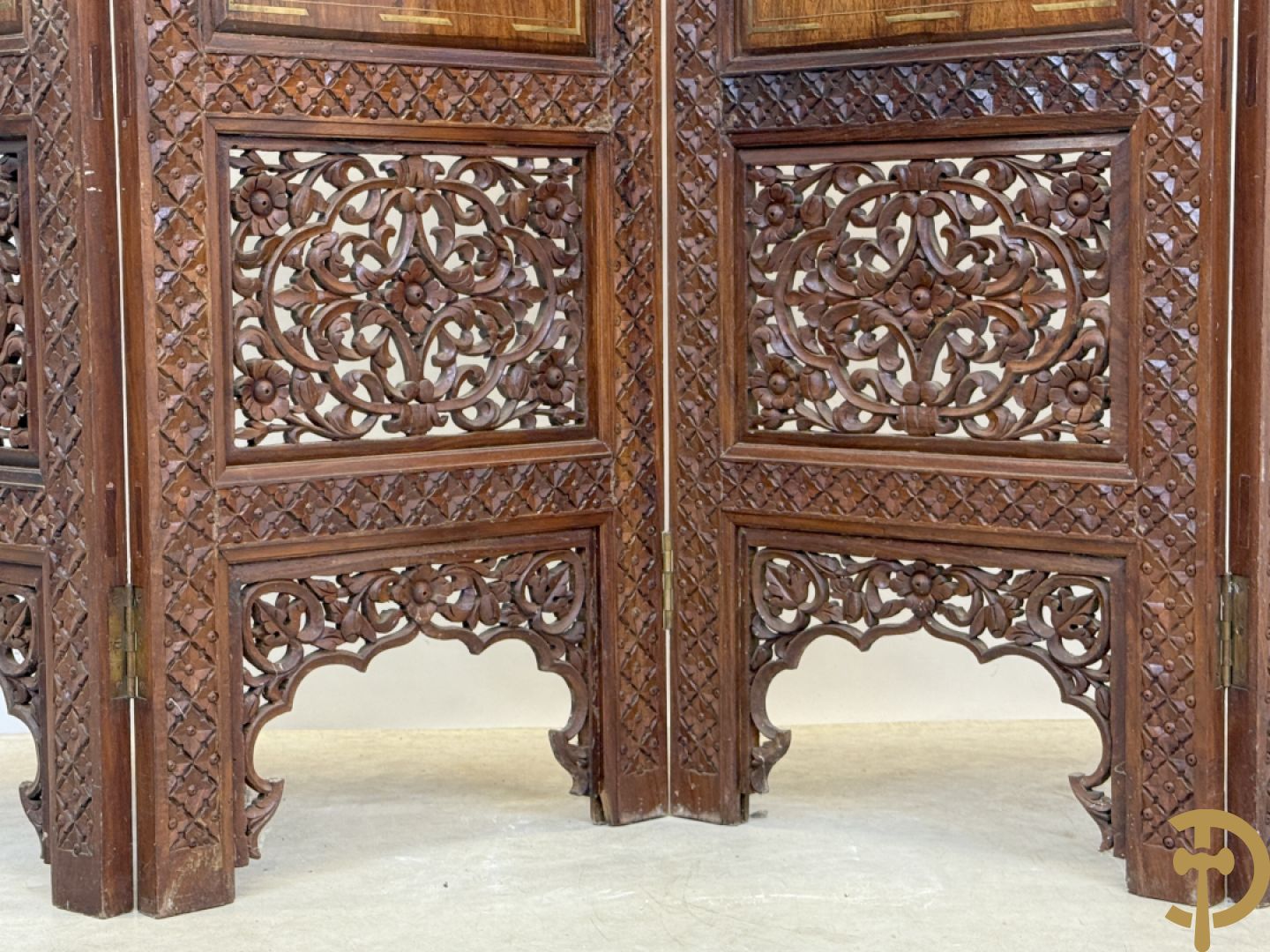 Hardhouten Aziatisch vierdelig kamerscherm met gesculpteerd ornament bovenaan en marketterie inleg midden
