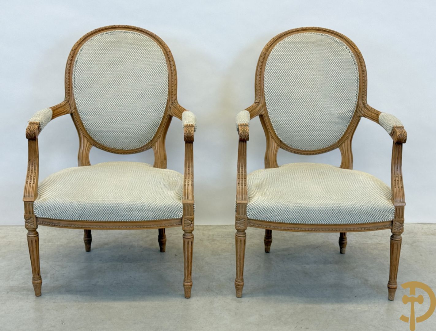Paar beukenhouten Louis XVI stijl armzetels met medaillon