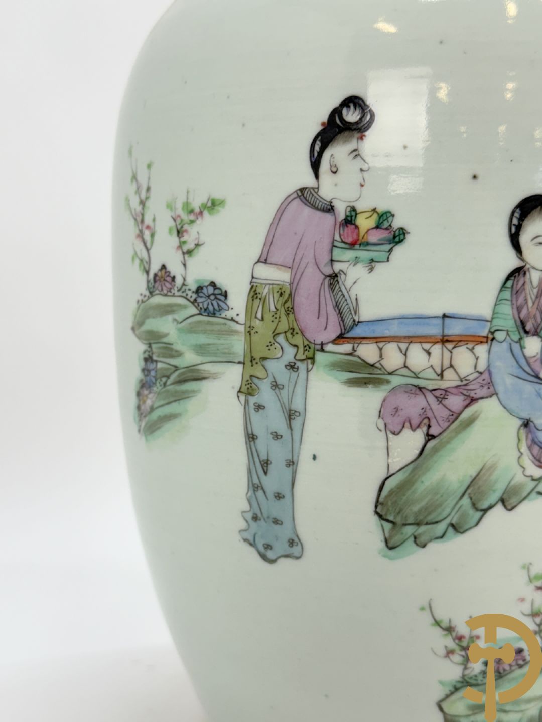 Chinese porseleinen vaas met decor van dames in landschap