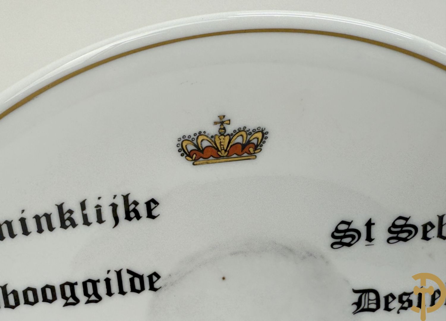 Acht porseleinen borden van boogschuttersgildes