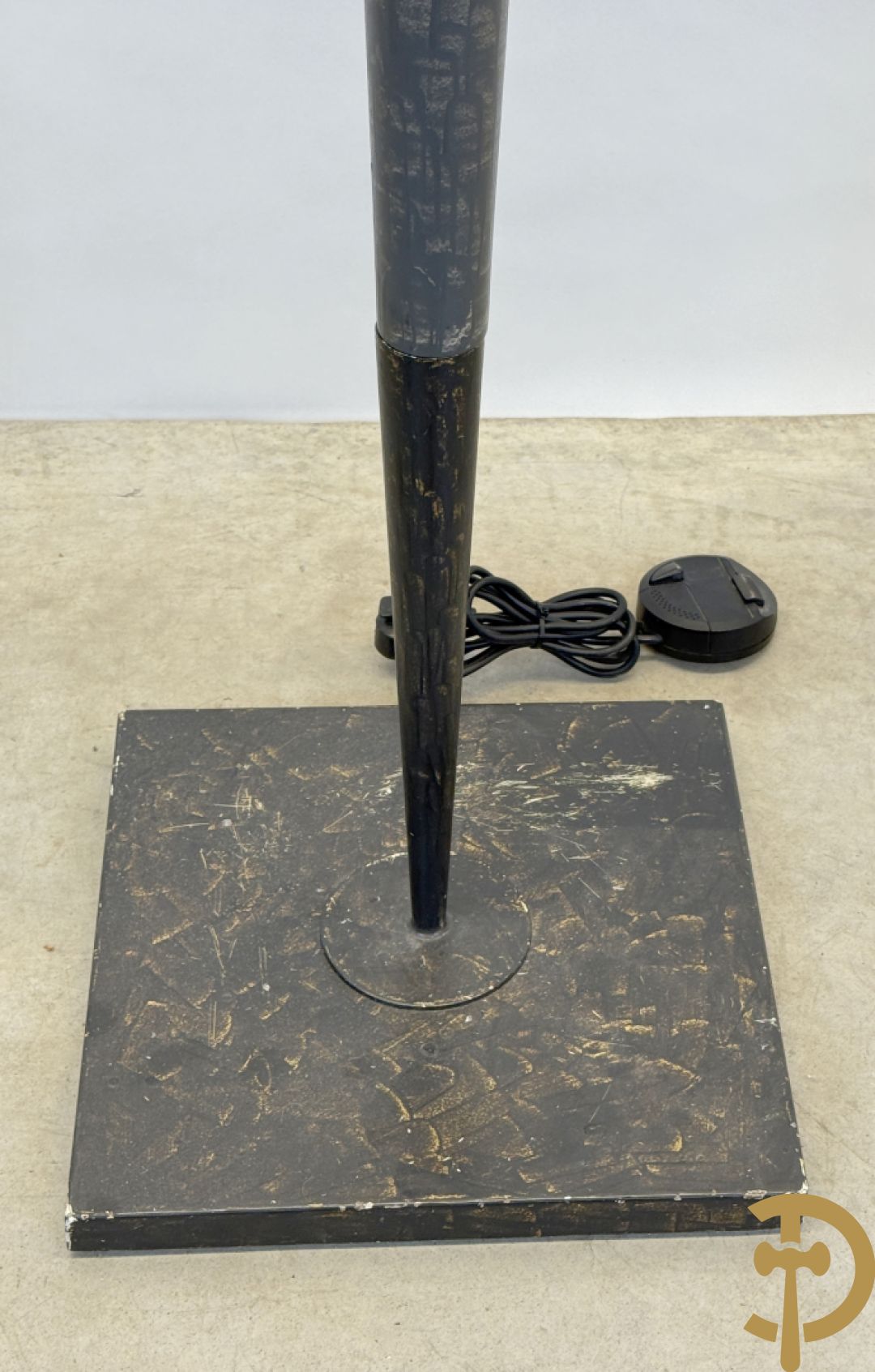 Gepatineerde staande lampadaire met plexi ornament