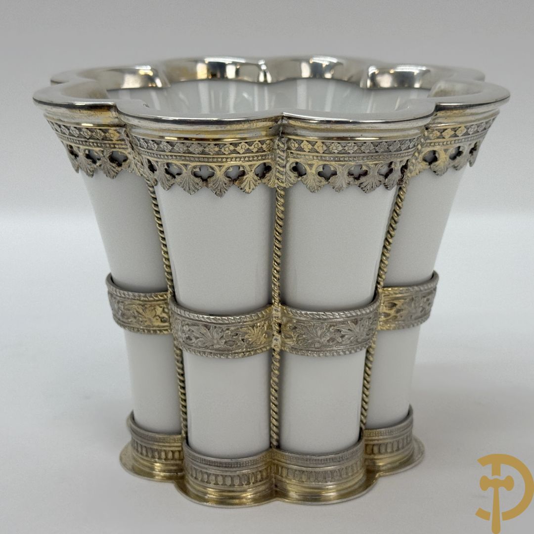 Deense poseleinen Margretebeker in Royal Copenhagen porselein met zilveren en deels vergulde ornamenten, Michelsen A., 1945