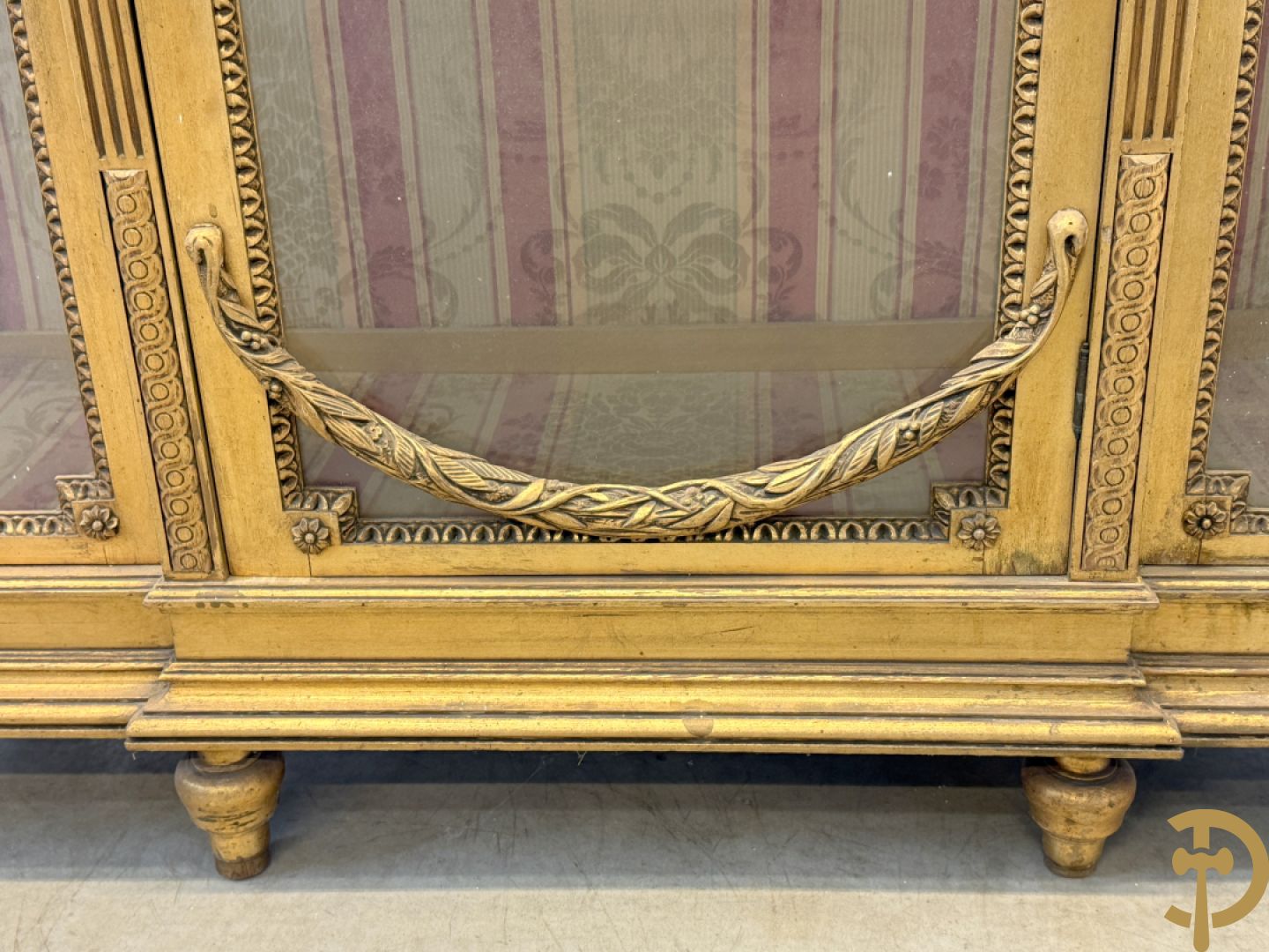 Vergulde Louis XVI vitrine met 3 deuren, cannelures en guirlandes - bovenaan met marmeren blad