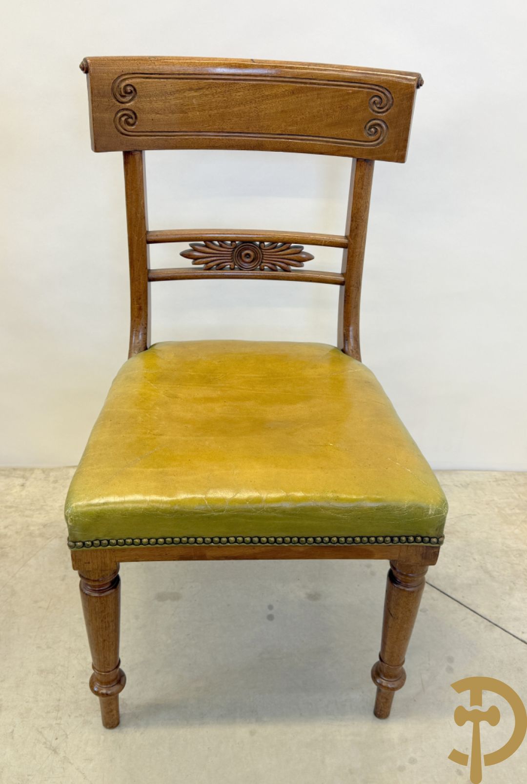 Set van 6 Engelse gondelvormige notelaren stoelen met lederen zitting