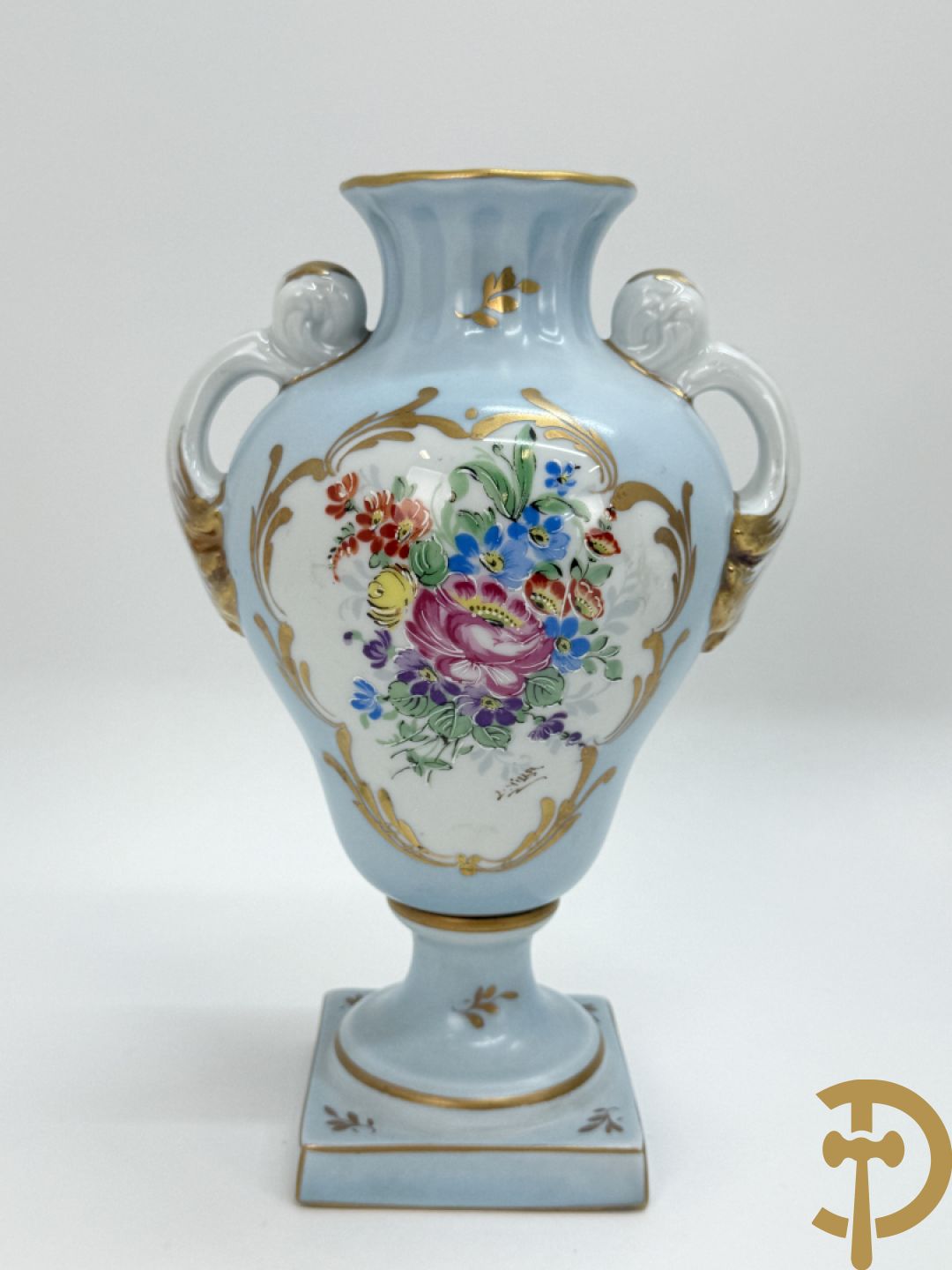 Mooi lot Limoges porselein bestaande uit grote en kleine Medici vaas met bloemendecor, 3 cache pots, bord, 2 coupes, Tas en schoteltje (9 stuks in totaal)