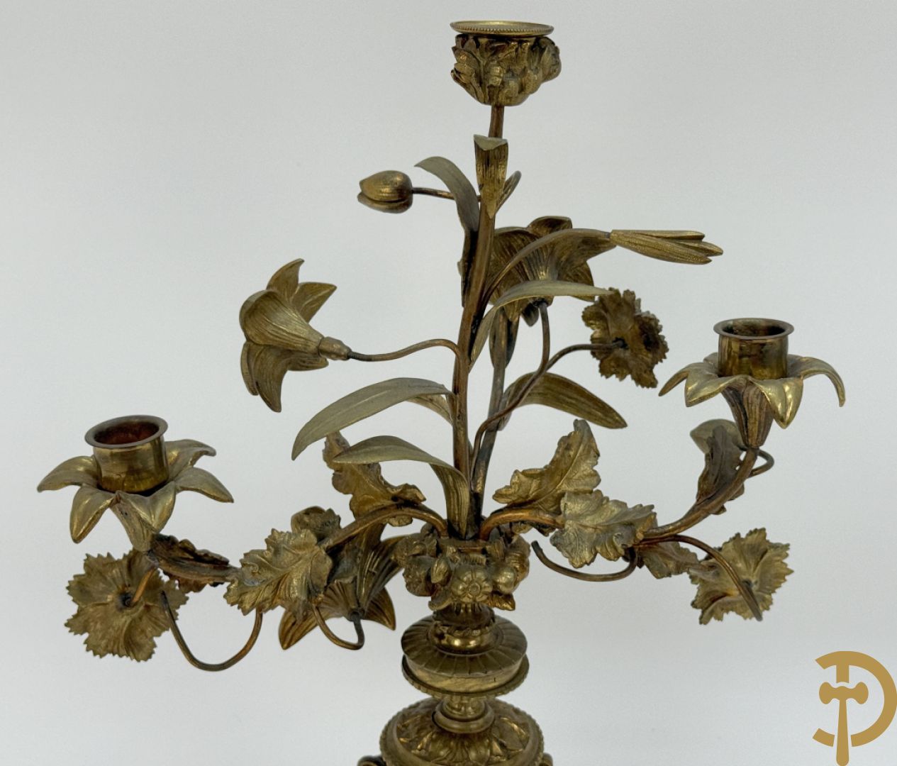 Paar bronzen kandelaars met guirlande en bloemenmotieven