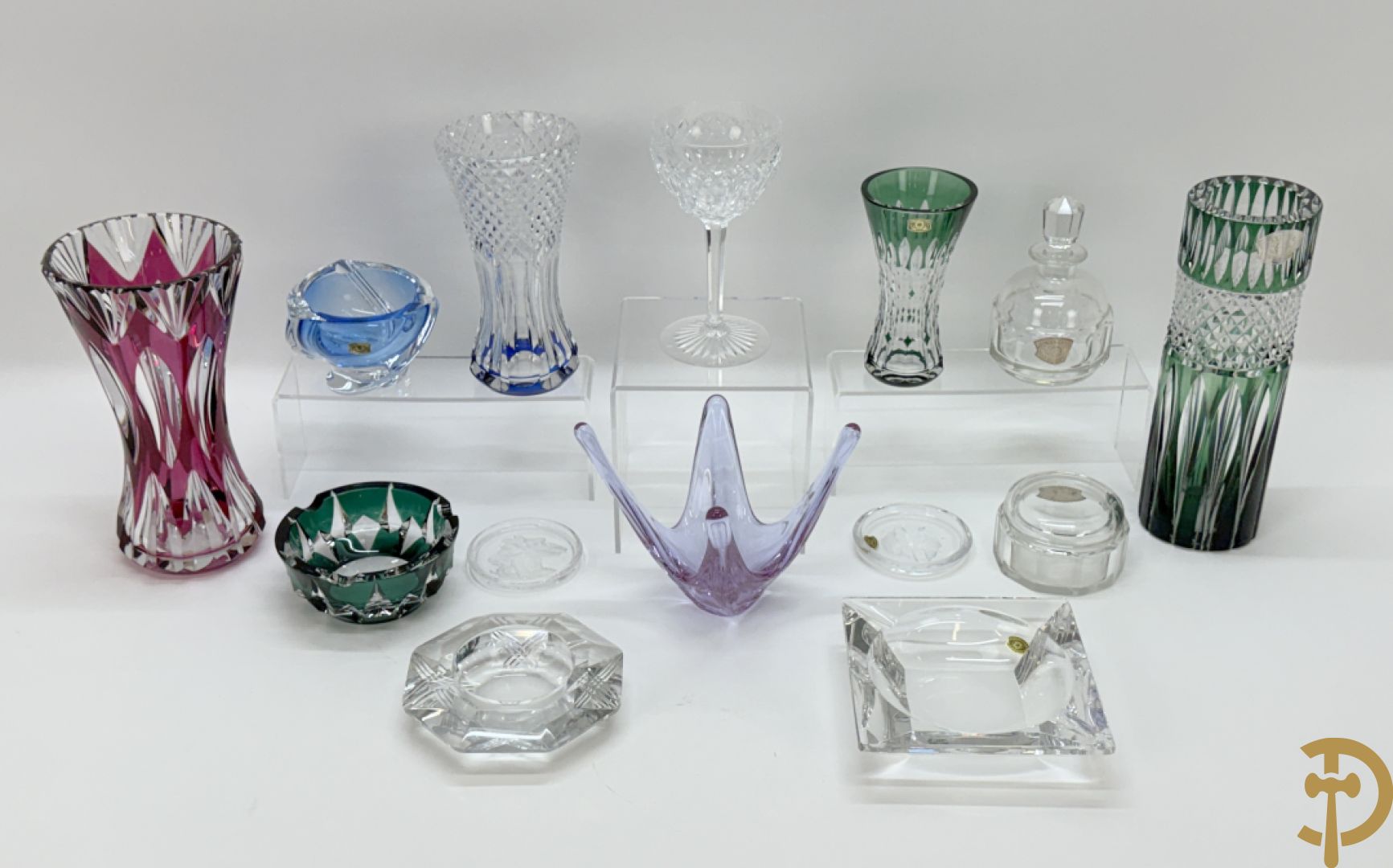 Mooi lot gekleurd Val Saint Lambert kristal bestaande uit 4 vazen, parfumstel (2 ledig), geslepen glas, coupe, onderzetters en 3 asbakken (14 stuks in het totaal)