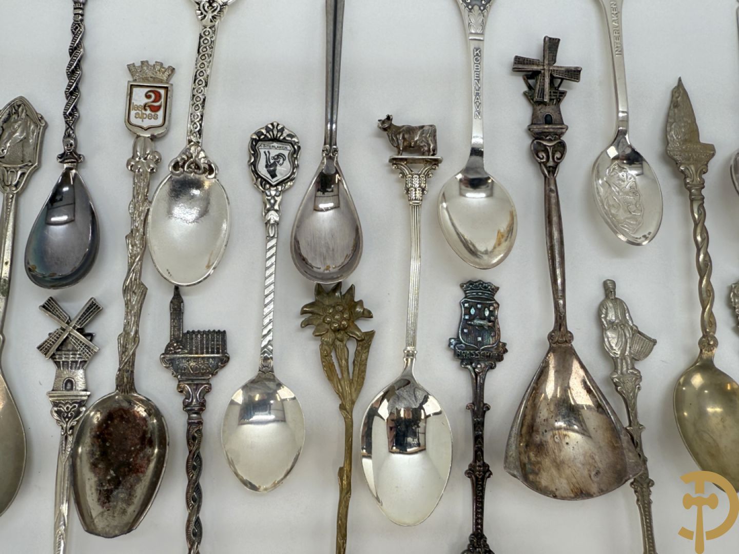 Verzameling vintage souvenirlepels met gedetailleerde steken, decoratieve emblemen en wapenschilden + vergulde lepeltjes intel 50