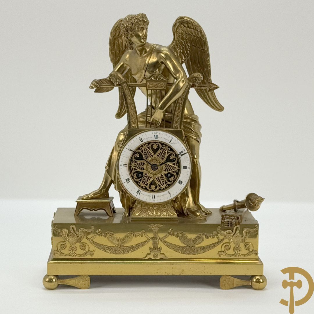 Vuurvergulde Franse bronzen Empire stijl pendule, harpvormige horloge met gevleugelde Griekse mythologische figuur, Erso die zijn lier bespeelt - Deniere et E. Mattelin, Fabricants de Bronze