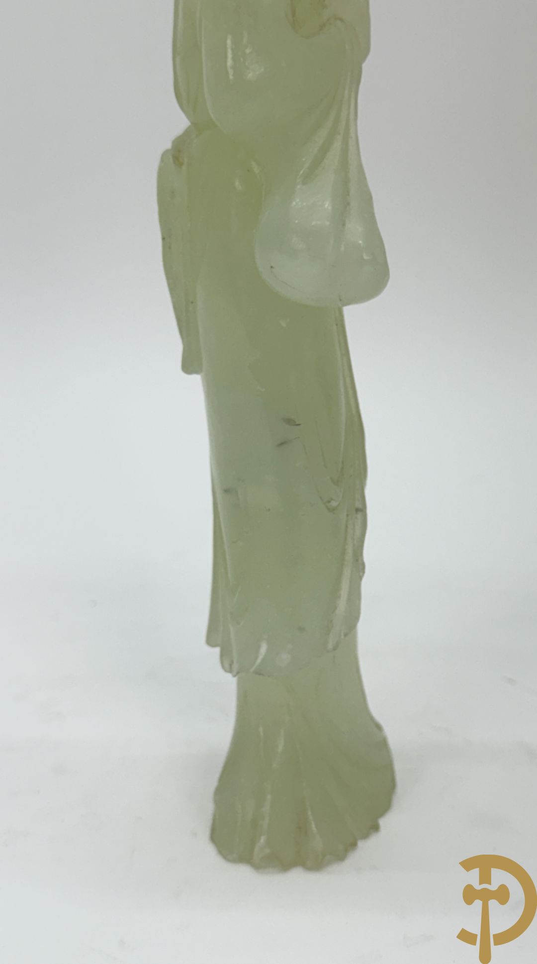 Jadeiet sculptuur van boedhistisch figuur + jadeiet wijsgeer met perziken + geisha in jadeiet