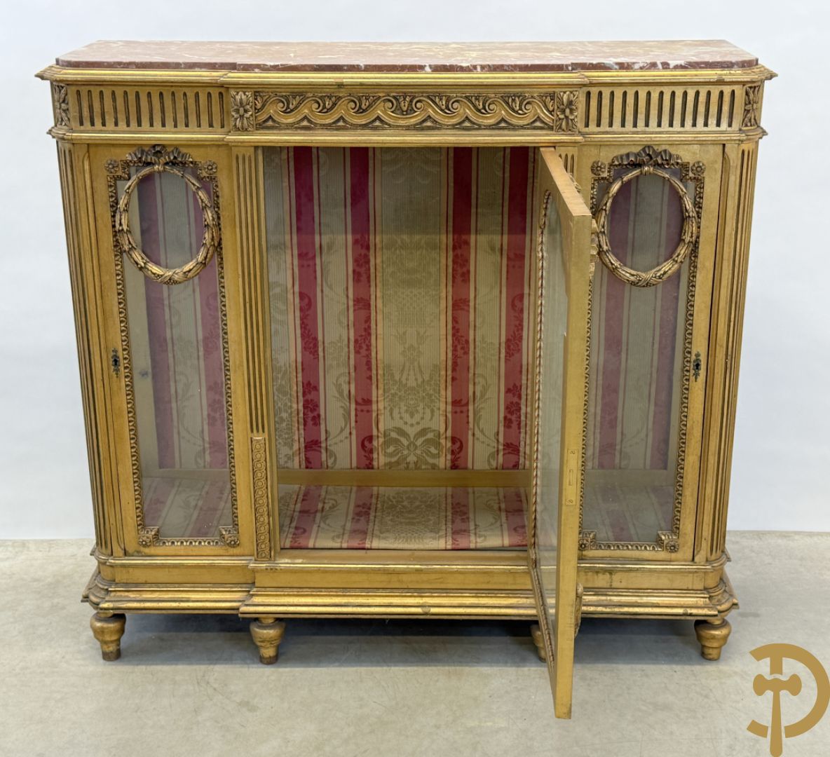 Vergulde Louis XVI vitrine met 3 deuren, cannelures en guirlandes - bovenaan met marmeren blad