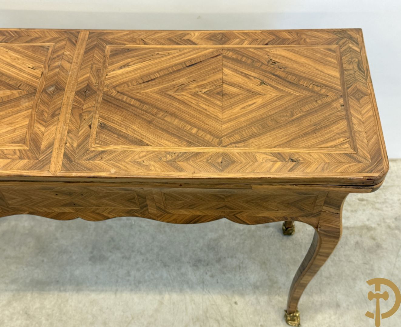 Gemarketteerd openklapbaar/kantelbare speeltafel op bronzen sabots