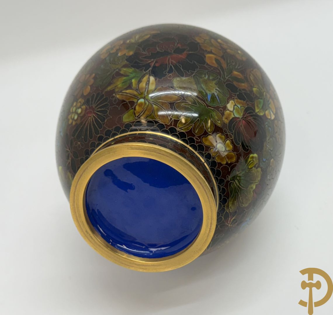 Acht stuks cloisoné w.o. paar dekselpotiches met bloemendecor, 4 vaasjes, coupe en vogel