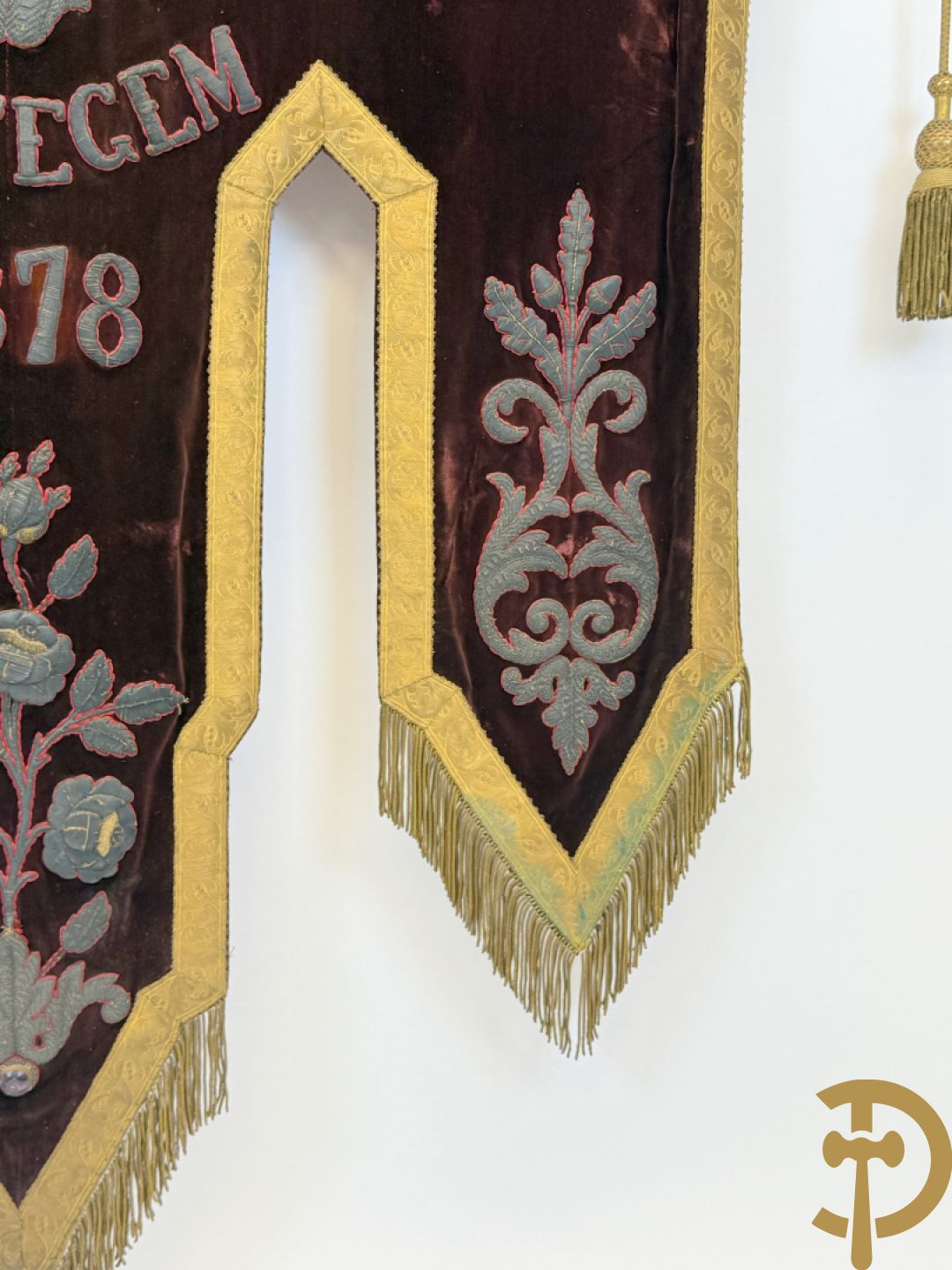 Processiebannier met bordeaux vaandel bezet met goudbrocaat van accanthusranken, Wortegem 1878, centraal handbeschilderd medaillon met voorstelling van Franciscus Xaverius - gehouden door verguld houtgesculpteerd ornament