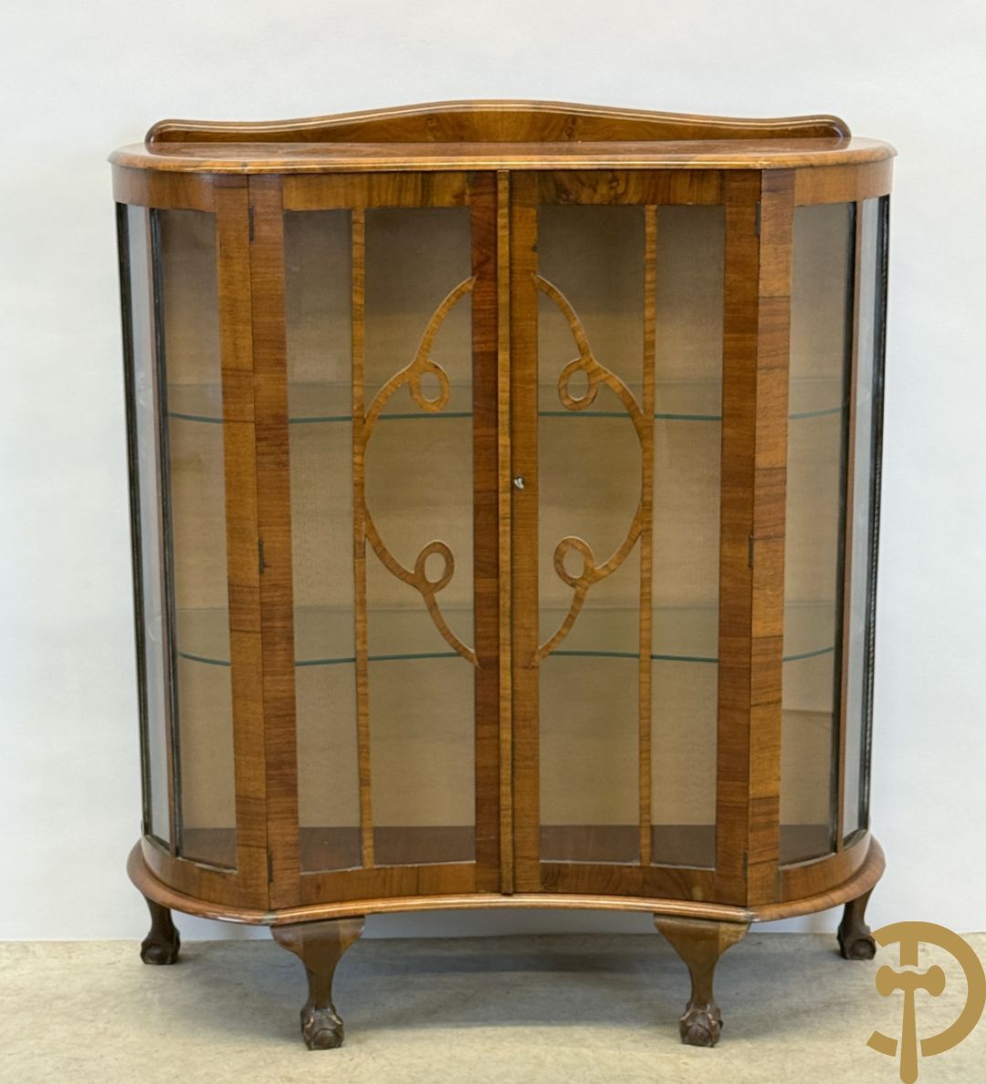 Engelse wortelnotehouten Art Deco vitrine op klauwepoten