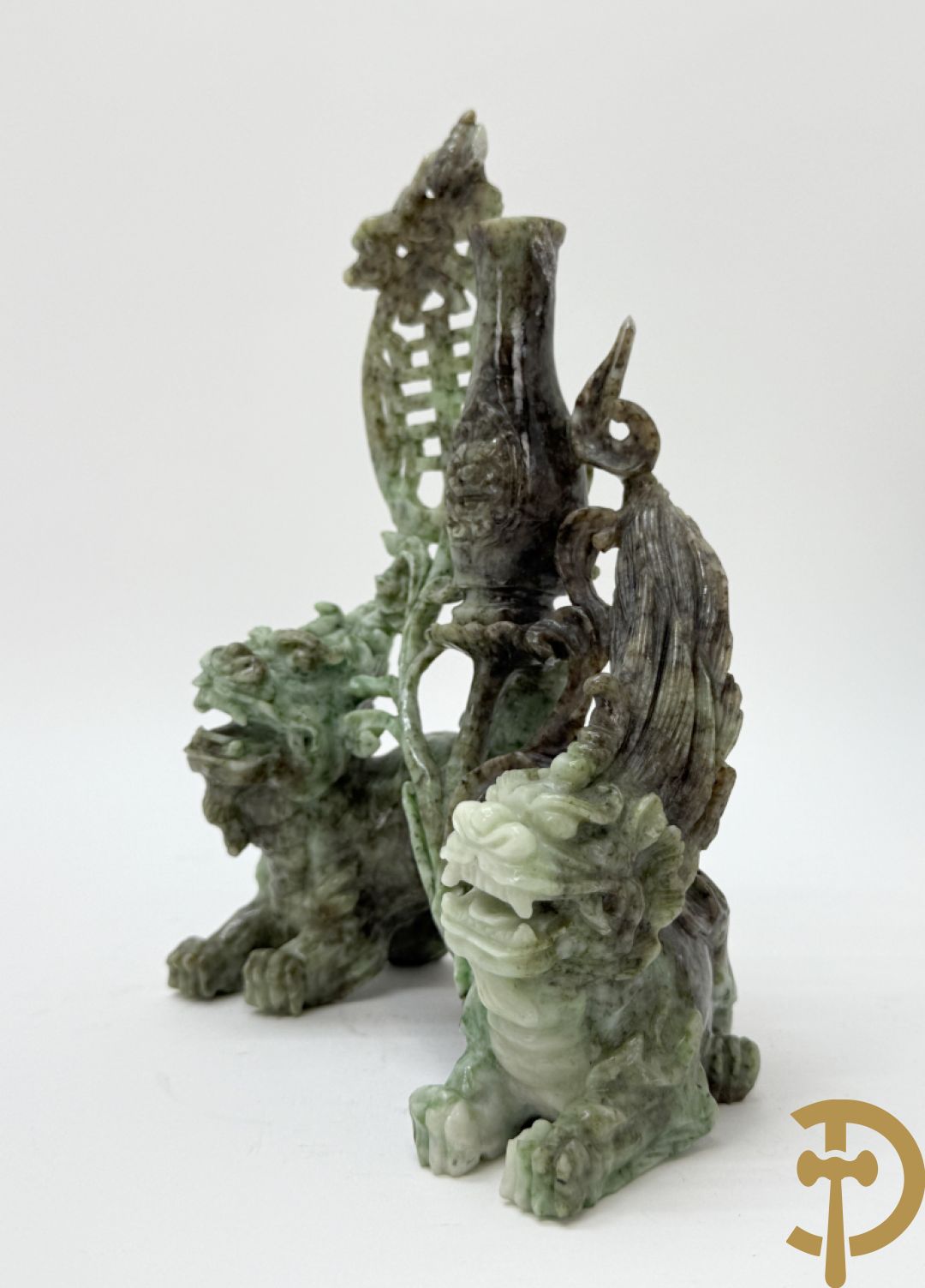 Sculptuur in speksteen van natuurtafereel met vogels en pioenrozen + speksteen sculptuur tafereel van 2 fo honden en vaas