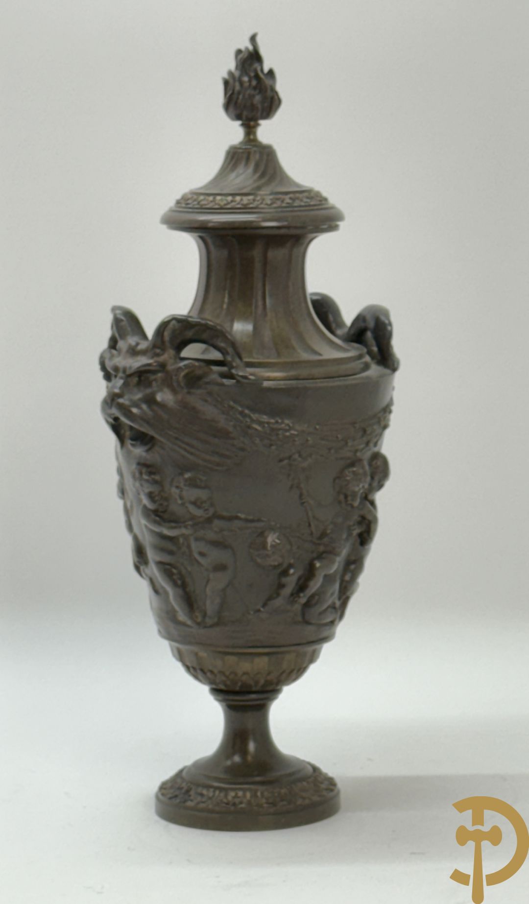 Bronzen cassolette met basrelief van cupido