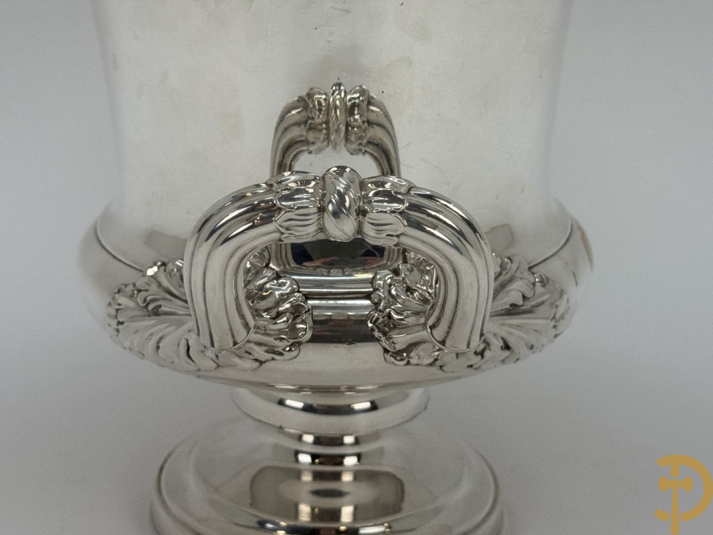 Verzilverde champagne emmer met 2 oren en embleem van larierkrans