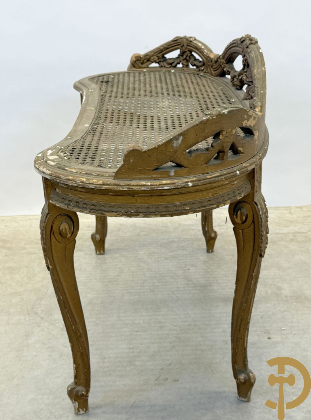 Vergulde Louis XVI banquette met bloemenguirlandes en canage
