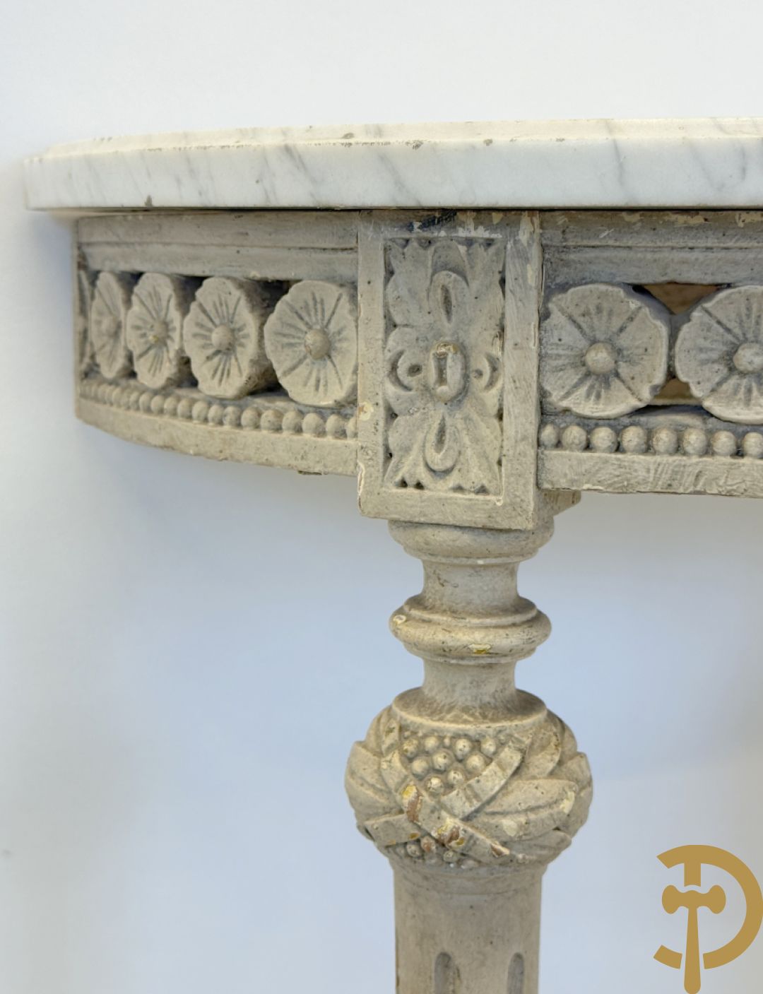 Louis XVI muurconsole op gecanneleerde poten