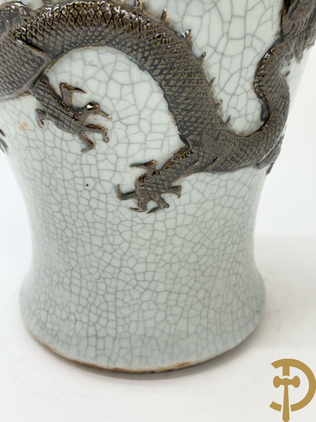 Chinese porseleinen Nankin vaas met drakendecor