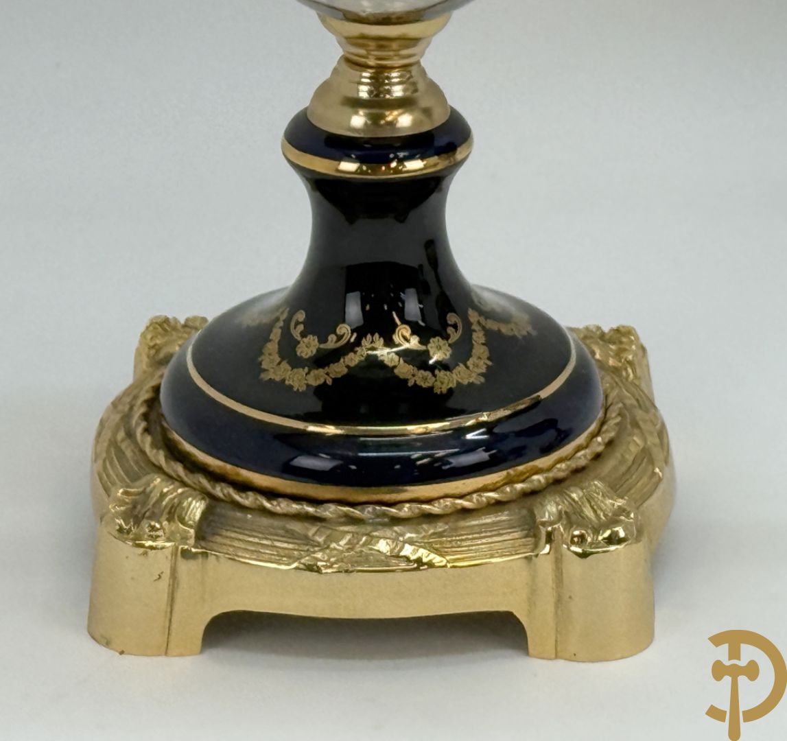 Driestel Sèvres stijl bestaande uit paar dekselpotiches met koperen ornamenten en romantisch decalcomanie decor, Sèvres stijl+ dekselcoupe met Sèvres en romantisch decor