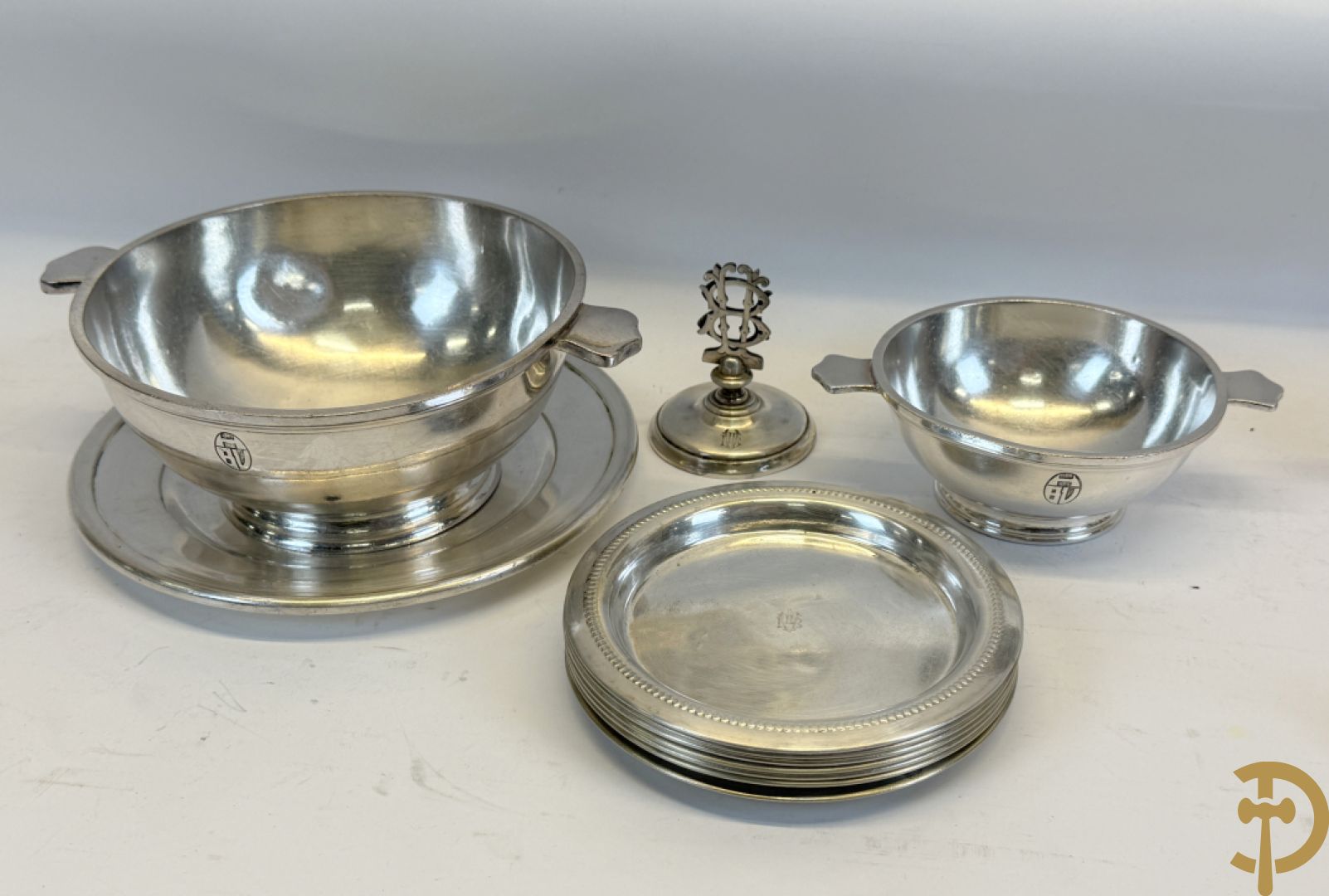 Lot verzilverde schalen, toasthouders, saucières en coupes
