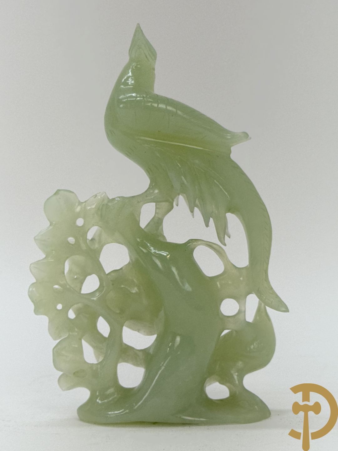 Vier Chinese handgesculpteerde vogels in jadeiet met bloemendecoratie