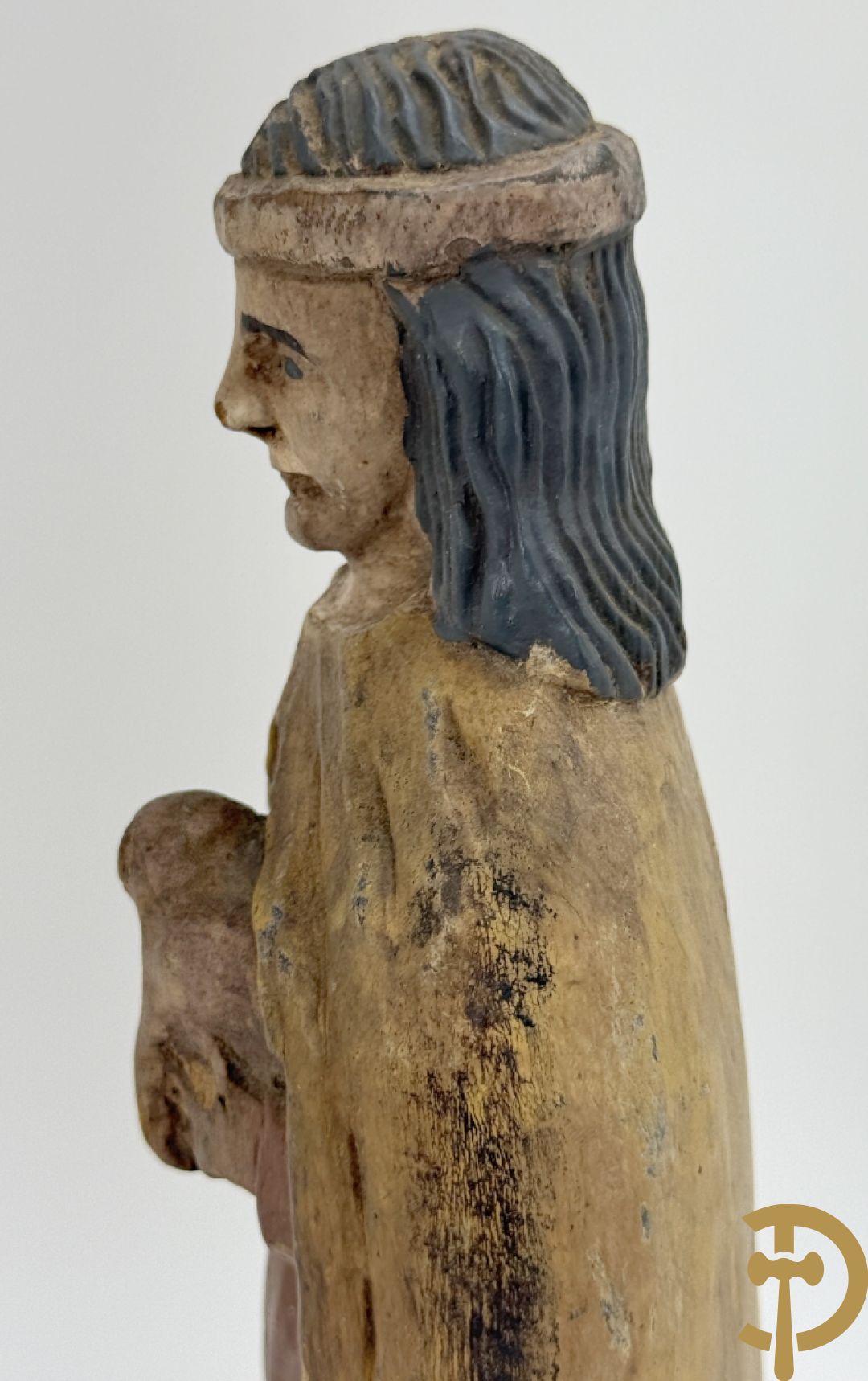 Volkse houtsculptuur van Heilige figuur met lam