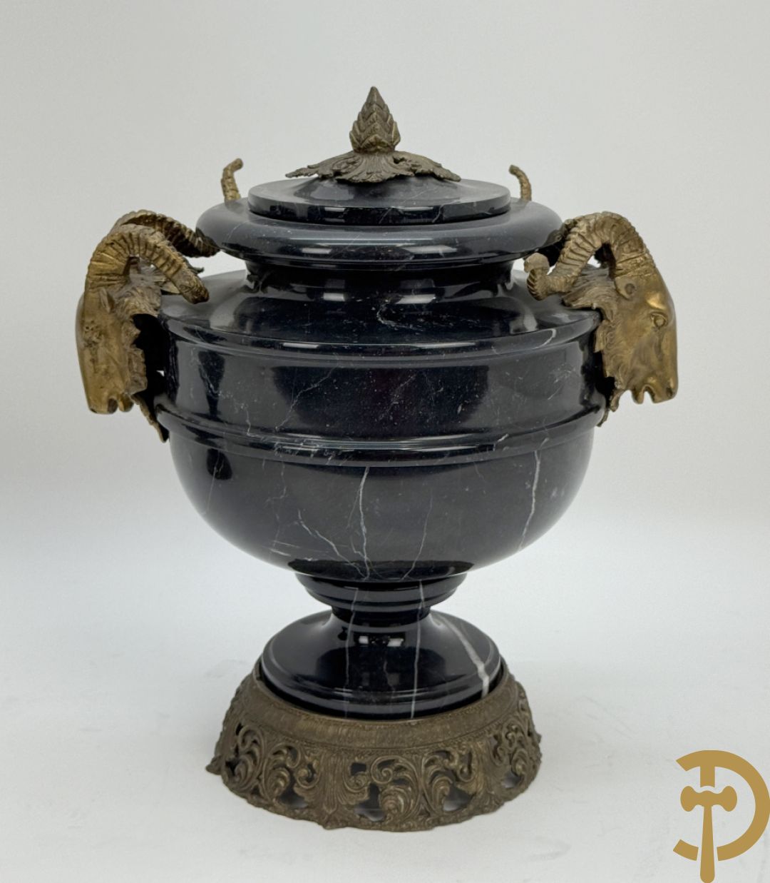 Paar marmeren cassolettes bezet met bronzen ramskoppen