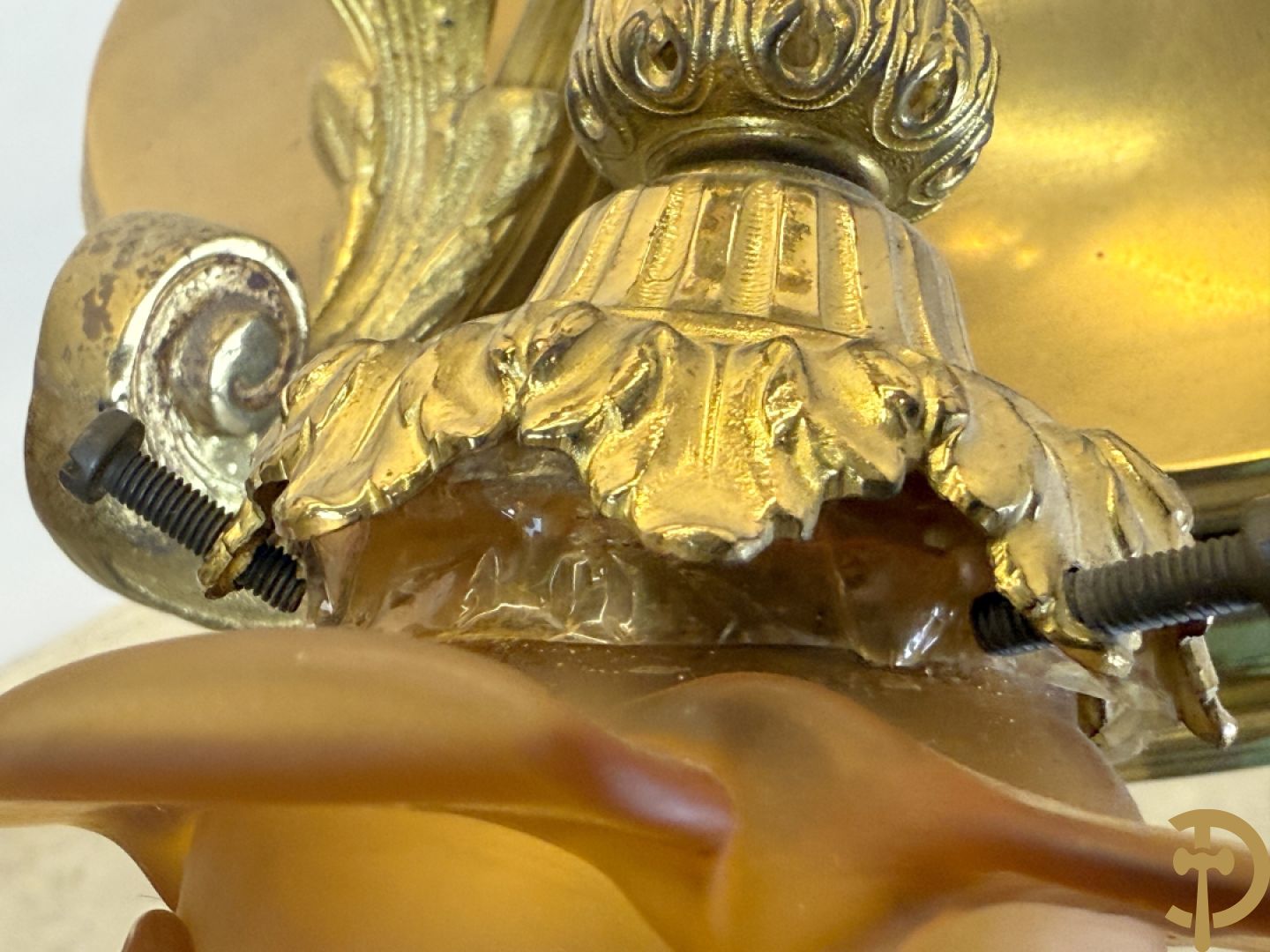 Vuurvergulde bronzen luchter met 9 lichtpunten bezet met roosjes en albast coupe onderaan
