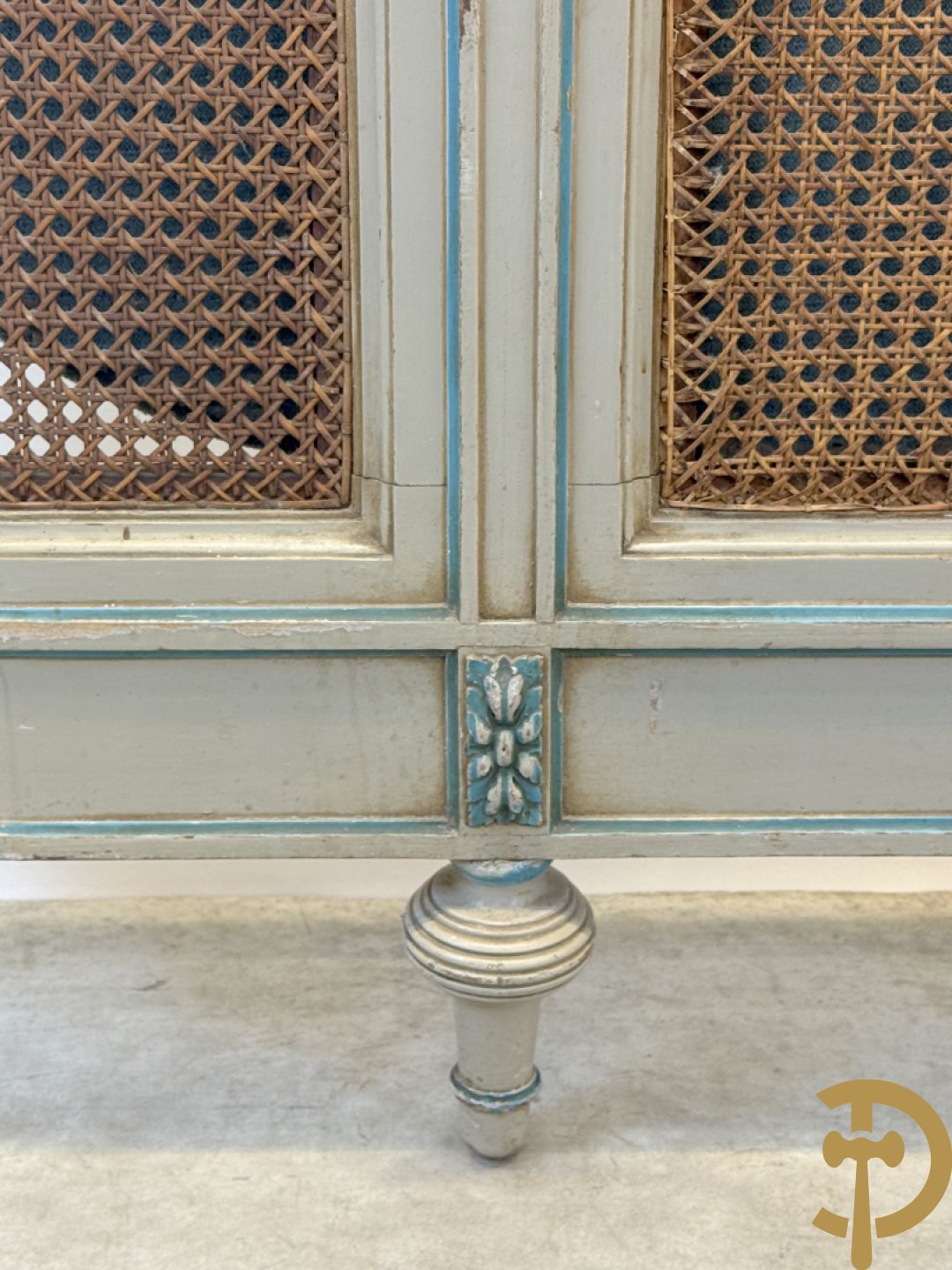 Gepatineerd Louis XVI bed met cannage en guirlandes + 2 muurconsoles met cannage en marmeren blad