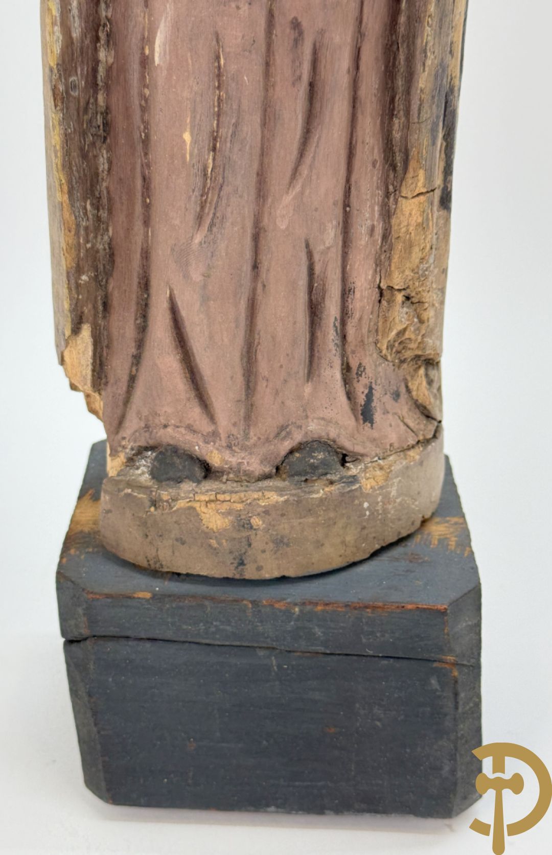 Volkse houtsculptuur van Heilige figuur met lam