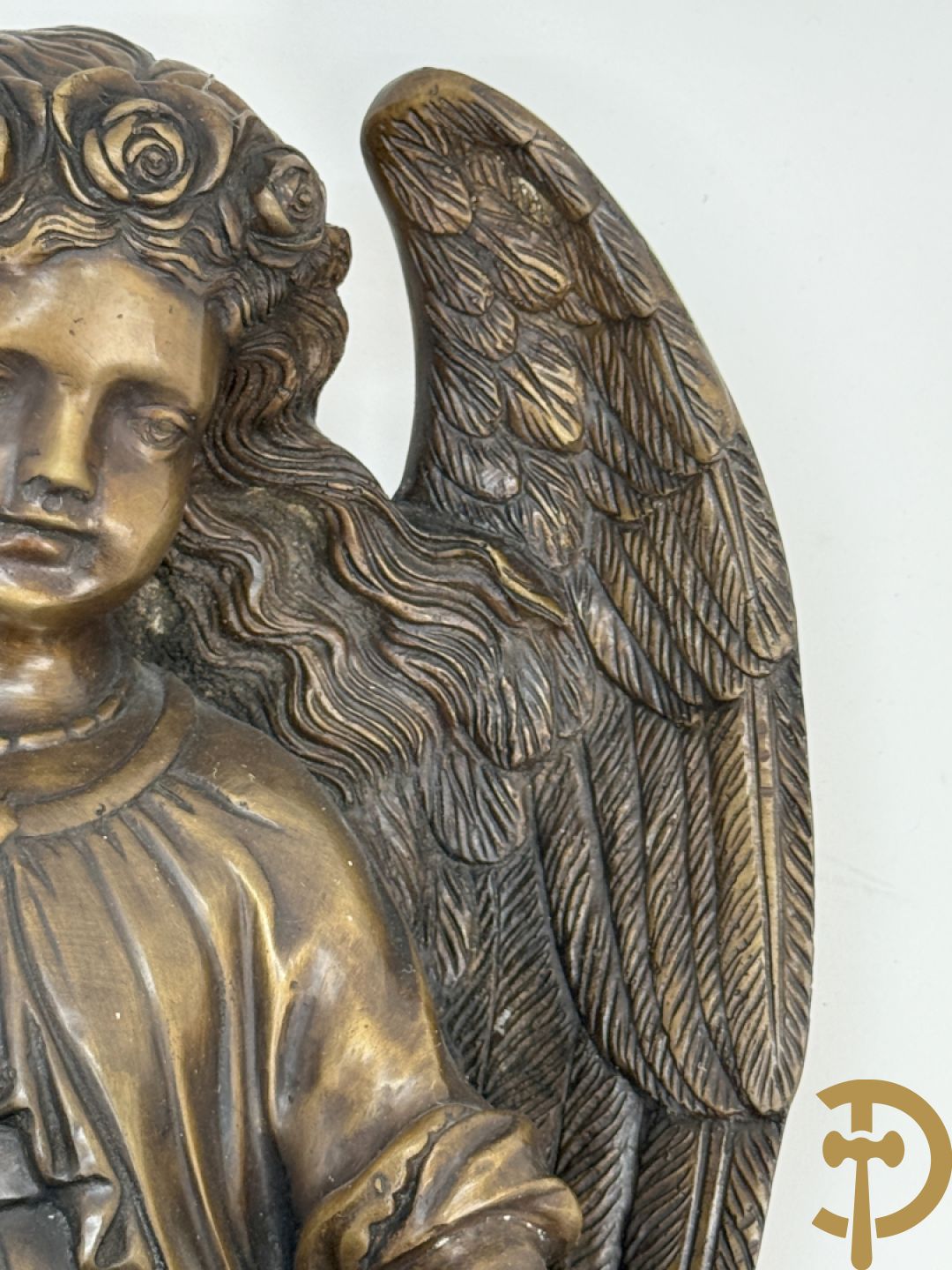 Bronzen wijwatervat van een engel dragende een rocailleschelp