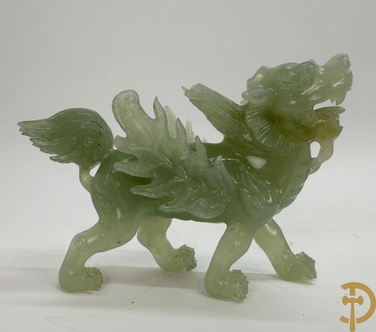 Drie Chinese handgestoken sculpturen van rammen en gevleugelde fo hond en in speksteen en jadeiet