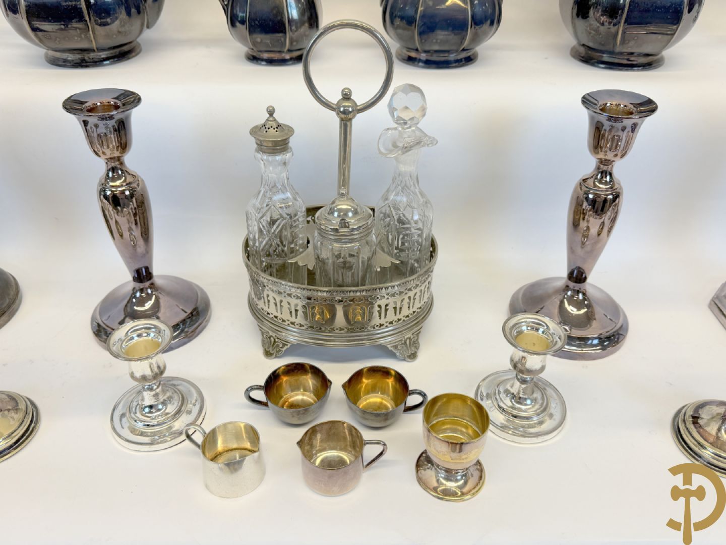 Koffieset Whiskemen (suikerpot met bluts) + Zes verzilverde kandelaars + verzilverde ijscoupes + verzilverde koffiefilters + olie- en azijnstel + verzilverde suikerstrooier e.a.
