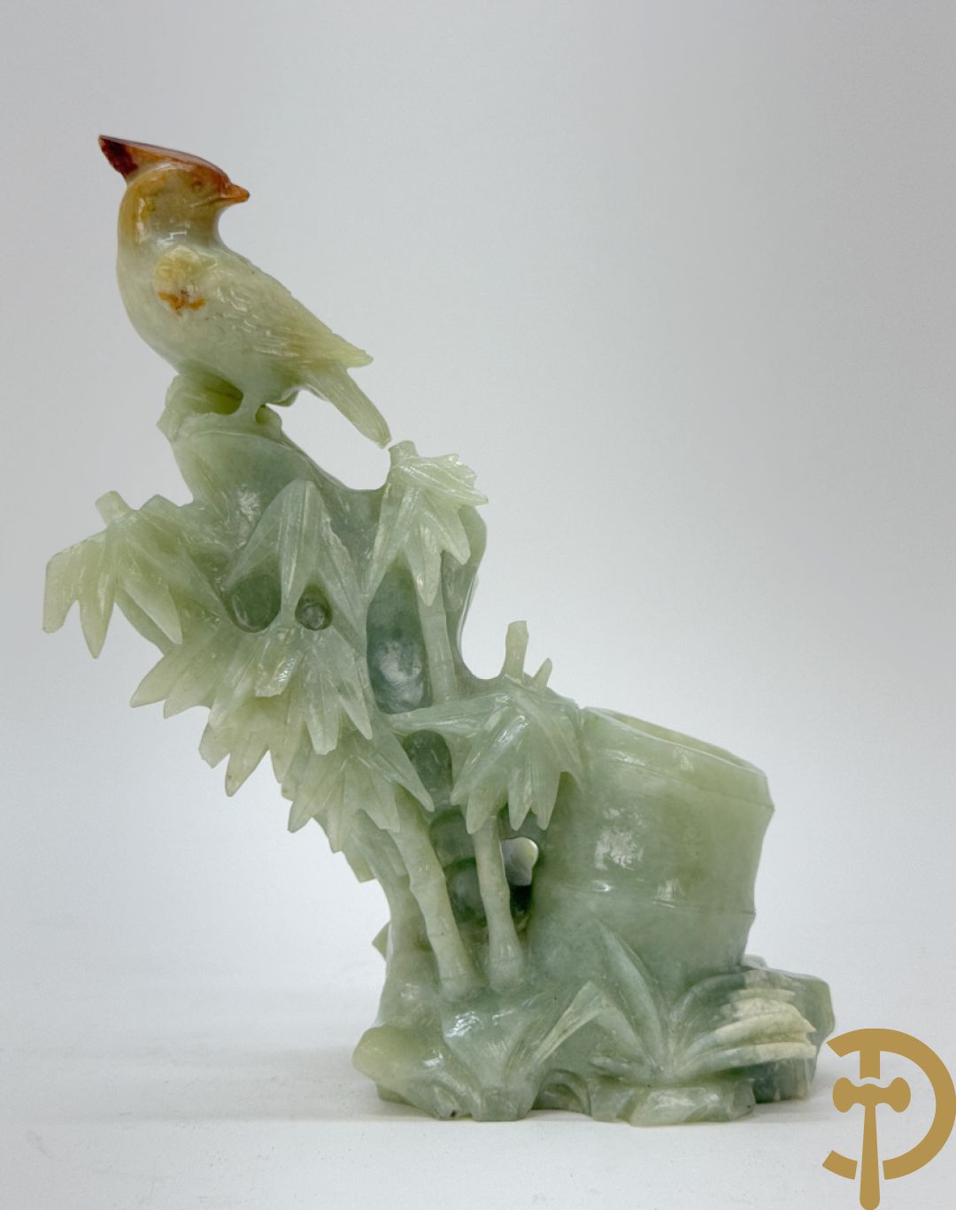 Vier Chinese handgesculpteerde vogels in jadeiet met bloemendecoratie